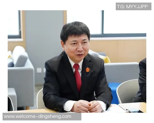 杨鸣工作室力挺遭驱逐的2T：勇于表达与行动的精神值得赞赏